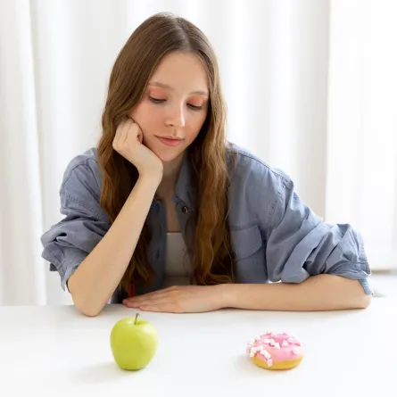 سيدة تفكر في اختيار الأطعمة  Image By Freepik