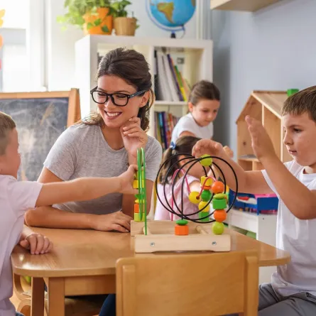 صورة لأطفال ومعلمتهم بالحضانة