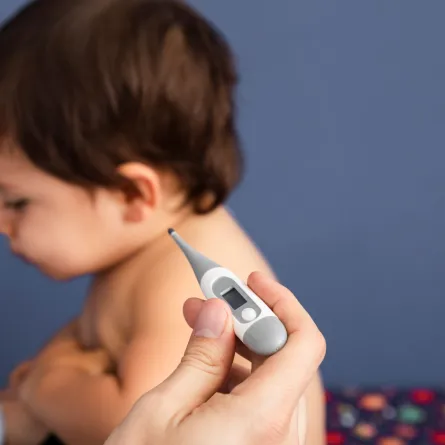 صورة لطفل مصاب بالحمى