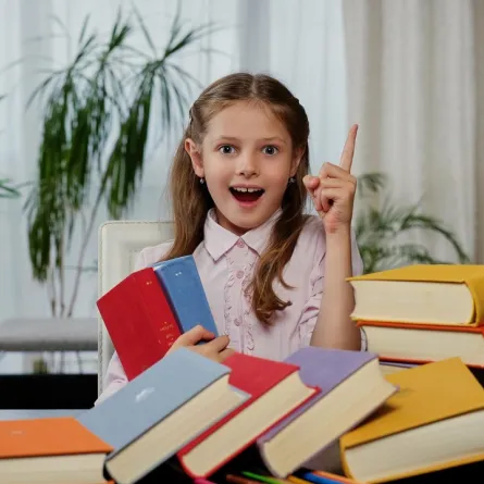 صورة لطفلة تعلن نجاحها