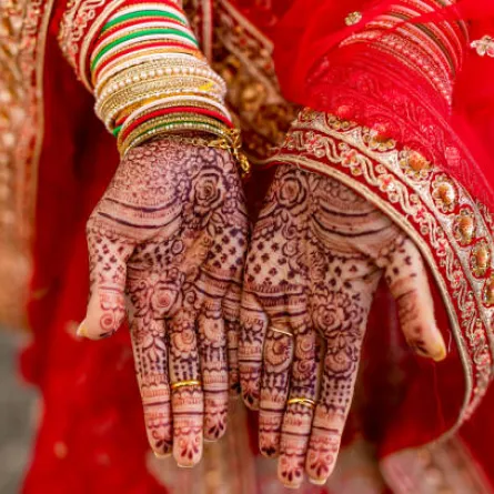 تفسير حلم الحناء في اليدين للعزباء 