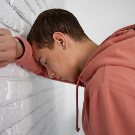 صورة لمراهق حزين ومكتئب