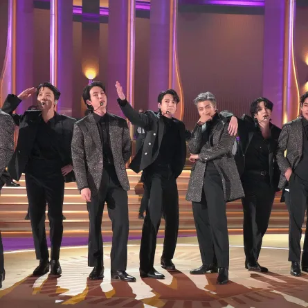 جيمين، جايهوب، جين، جونغكوك، آر إم، شوغا، وف من فرقة بي تي إس في إم جي إم جراند جاردن أرينا في لاس فيغاس، نيفادا (Jimin, J-Hope, Jin, Jungkook, RM, Suga, and V of BTS at MGM Grand Garden Arena in Las Vegas, Nevada). مصدر الصورة: Kevin Mazur/Getty Images for The Recording Academy