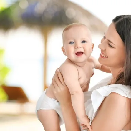 صورة لأم تحمل طفلها