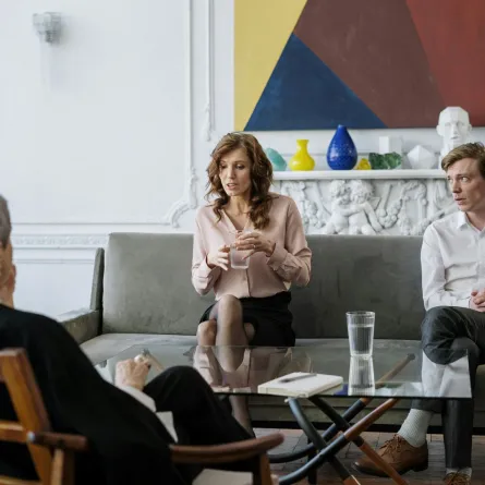 زواجان يستشيران اختصاصي علاقات أسرية