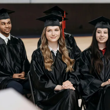 مجموعة من الطالبات يحملن شهادة التخرج فرحين بنجاحهن