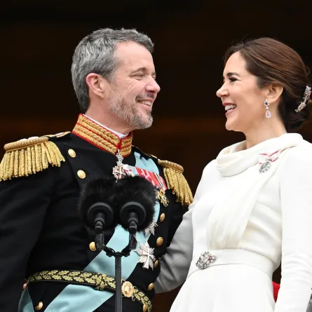 (Samir Hussein/WireImage via Getty Images :الملكة ماري مع الملك فريدريك العاشر في حفل تتويجه (مصدر الصورة