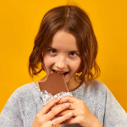 صورة طفلة تأكل الشوكولاتة