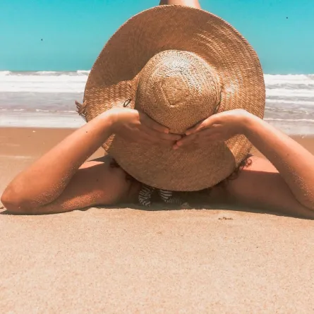 فتاة تتعرض لأشعة الشمس على الشاطىء- المصدر: pexels-rebeca-goncalves