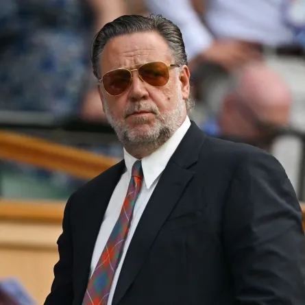 راسل كرو في ويمبلدون 2025 (  Russell Crowe at Wimbledon). مصدر الصورة:Glyn KIRK / AFP