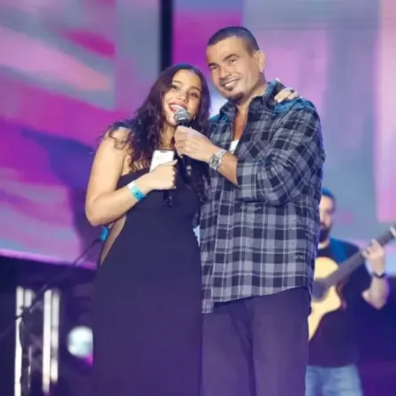 عمرو دياب وابنته جانا في حفل أبو ظبي - الصورة من المركز الصحفي للفنان عمرو دياب