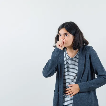 القيء الذي ينتشر كثيراً في فصل الصيف قد يدل على عدة أسباب -Image By Freepik