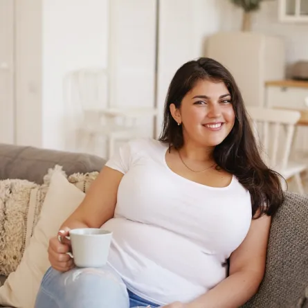 صورة لحامل بتوأم في الأشهر الأولى