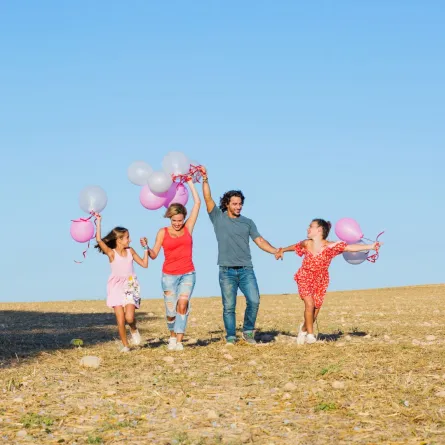 صورة لعائلة تستمع بالاجازة الصيفية