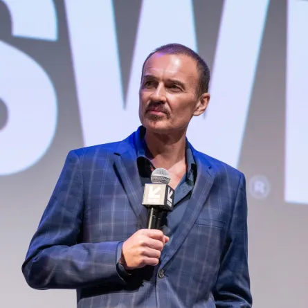 جوليان مكماهون في مسرح زاك في أوستن ، تكساس (Julian McMahon at ZACH Theatre in Austin, Texas). مصدر الصورة: Marcus Ingram/Getty Images for The Surfer/AFP