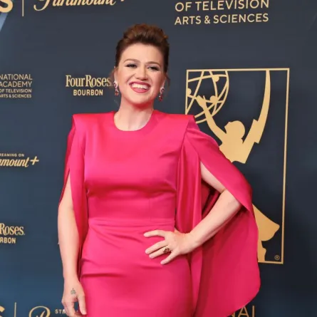 كيلي كلاركسون تحضر حفل توزيع جوائز Emmys السنوي الحادي والخمسين في فندق Westin Bonaventure & Suites، في لوس أنجلوس، كاليفورنيا. Kelly Clarkson attend the 51st annual Daytime Emmys Awards at The Westin Bonaventure Hotel & Suites, Los Angeles, California. مصدر الصورة: Rodin Eckenroth/Getty Images/AFP (Photo by Rodin Eckenroth / GETTY IMAGES NORTH AMERICA / Getty Images via AFP)