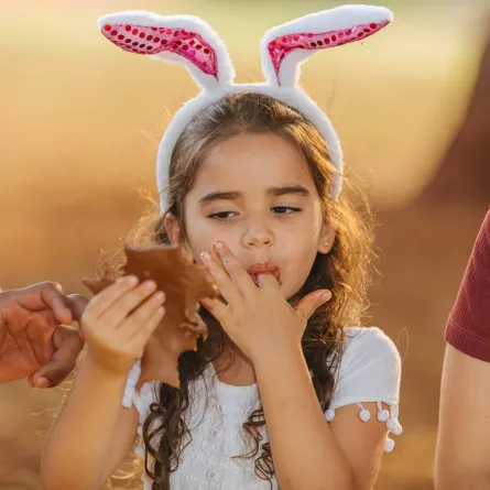 صورة لطفلة تتناول الشوكولاتة