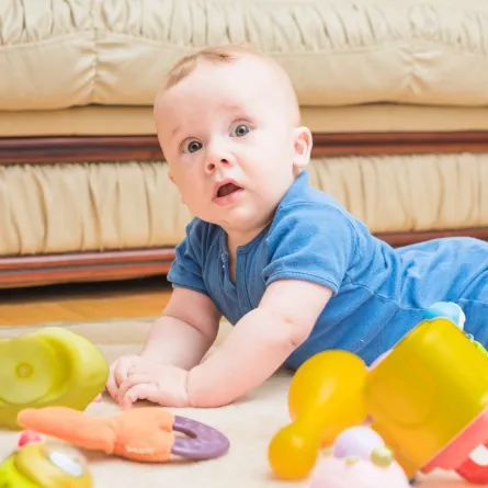 صورة لطفل يرمي ألعابه