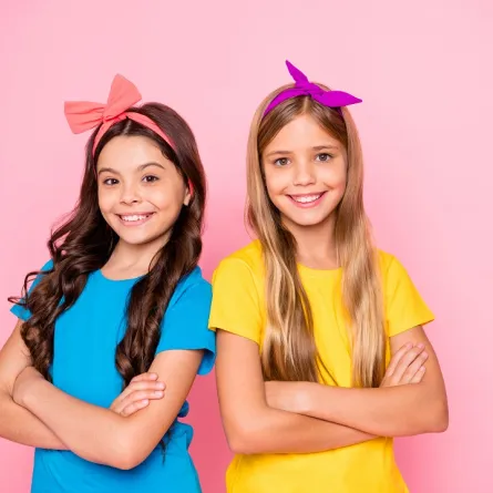 صورة لصديقتين