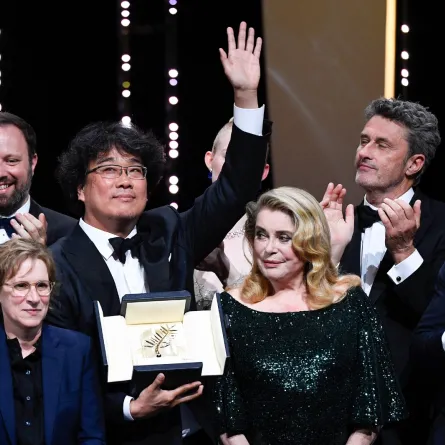 صورة جماعية لصناع فيلم Parasite بعد حصوله على جائزة السعفة الذهبية بمهرجان كان – مصدر الصورة CHRISTOPHE SIMON / AFP