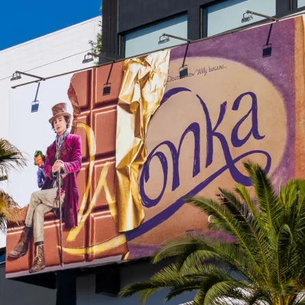 ناطحة سحاب "وونكا" في هوليوود وهايلاند كاليفورنيا (Wonka' skyscraper at Hollywood & Highland in Hollywood, California). مصدر الصورة: AaronP/Bauer-Griffin/GC Images