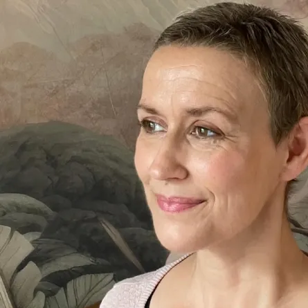 الفنانة الدنماركية ليزا نيلسن تكشف شخصية مرسل واقعة سرقة لوحاتها بعد اتهام أحمد السقا