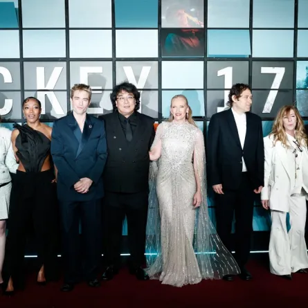 نجوم فيلم "Mickey 17" في افتتاح عرضه في Leicester Square - لندن - مصدر الصورة Photo by BENJAMIN CREMEL / AFP