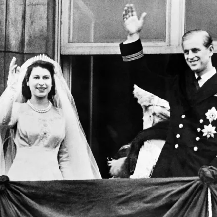 الملكة إليزابيث الثانية والأمير فيليب في حفل زفافهما في لندن (Queen Elizabeth II and Prince Philip at their wedding in London). مصدر الصورة: AFP