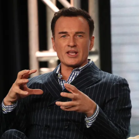 جوليان ماكماهون في فندق لانغهام هنتنغتون، باسادينا( Julian McMahon at The Langham Huntington, Pasadena ). مصدر الصورة: David Livingston / GETTY IMAGES NORTH AMERICA / Getty Images via AFP
