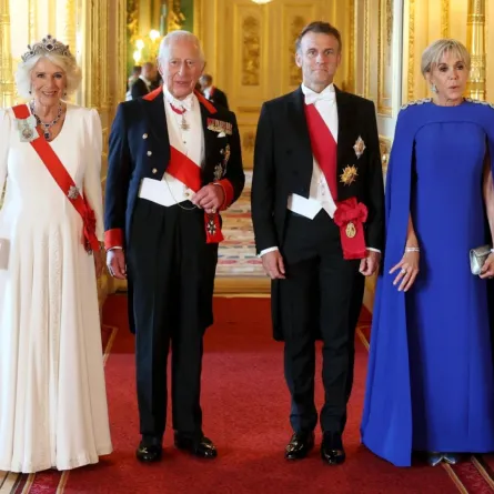 الملك تشارلز والملكة كاميلا مع الرئيس الفرنسي إيمانويل ماكرون وزوجته بريجيت ماكرون في قلعة وندسور، غرب لندن (King Charles and Queen Camilla with France's President Emmanuel Macron and his wife Brigitte Macron at Windsor Castle, west of London). مصدر الصورة: Chris Jackson / POOL / AFP