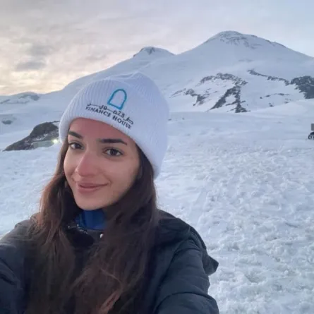 فاطمة العوضي أصغر إماراتية تتسلق أعلى قمة في أوروبا 