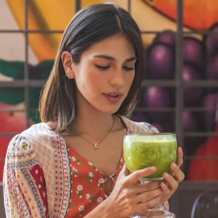 pexels-cristian-rojas :امرأة تشرب خليطاً طبيعياً- المصدر