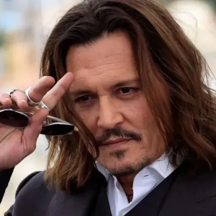 جوني ديب خلال الدورة الـ76 لمهرجان كان السينمائي في مدينة كان جنوب فرنسا (Johnny Depp during the 76th edition of the Cannes Film Festival in Cannes, southern France). مصدر الصورة: Valery HACHE / AFP