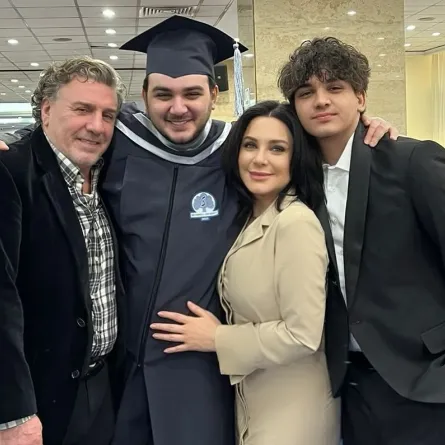 سلاف فواخرجي ووائل رمضان وابناهما الدكتور حمزة وعلي- الصورة من حساب سلاف على إنستغرام