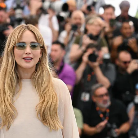 جينيفر لورانس بمهرجان كان 2025( Jennifer Lawrence at Cannes Film Festival  ). مصدر الصورة: Bertrand GUAY / AFP