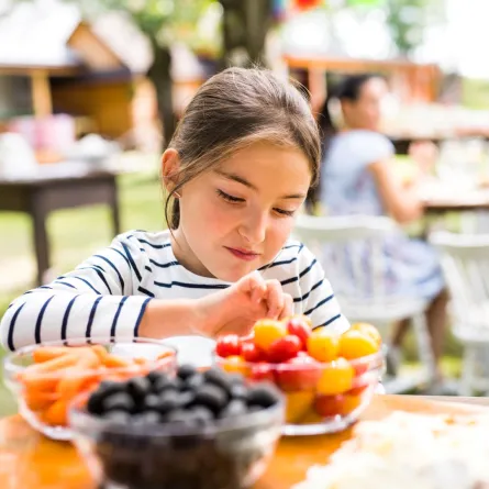 صورة طفلة تأكل