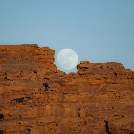 بدر العام الهجري الجديد يزين سماء تبوك. الصورة من وكالة الأنباء السعودية "واس"