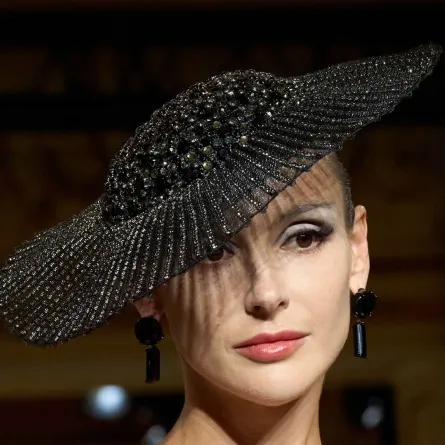 قبعة من أرماني بريفيه Armani Prive -مصدر الصورة Launchmetrics/Spotlight ©