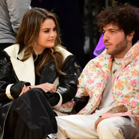بيني بلانكو وسيلينا جوميز في Crypto.Com Arena في لوس أنجلوس، كاليفورنيا (Benny Blanco and Selena Gomez at Crypto.Com Arena in Los Angeles, California). مصدر الصورة: NBAE Adam Pantozzi/NBAE via Getty Images/AFP