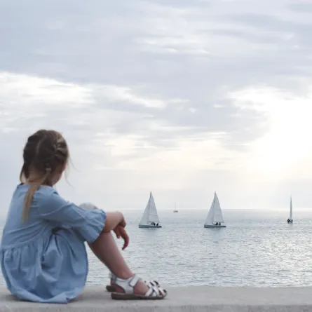 صورة طفلة على الشاطئ