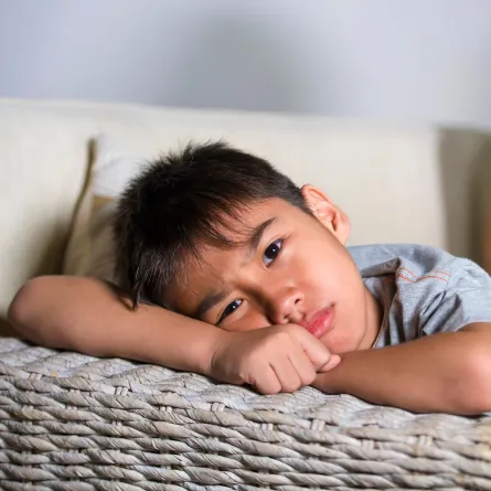 صورة لطفل حزين قلق ومكتئب