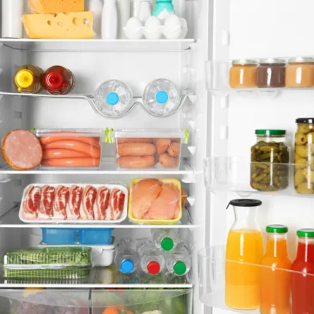أغذية منظمة داخل أجزاء الثلاجة 