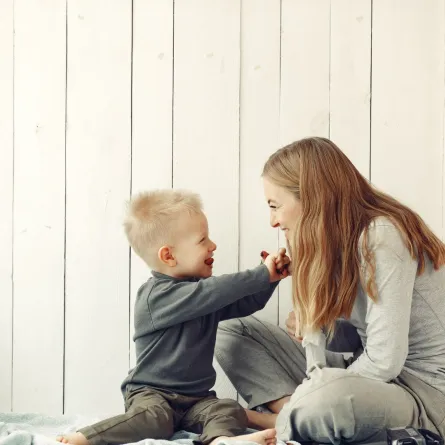 صورة لأم تقضي وقتًا مع طفلها