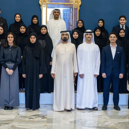 الشيخ محمد بن راشد آل مكتوم يلتقي آوائل الثانوية العامة على مستوى الدولة. الصورة من مكتب دبي الإعلامي