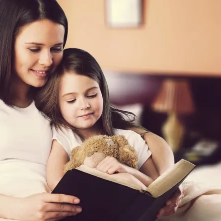 صورة لأم تحكي لطفلتها قصة