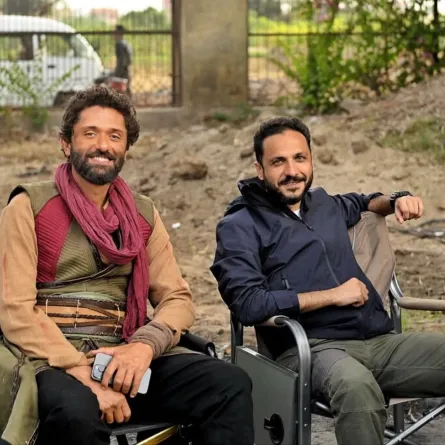كريم محمود عبد العزيز مع المخرج بيتر ميمي من كواليس "مملكة الحرير"- الصورة من حساب كريم على إنستغرام