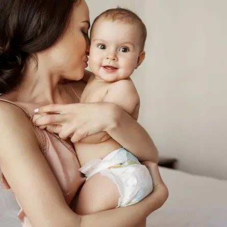 صورة لام تهتم بطفلها صيفا