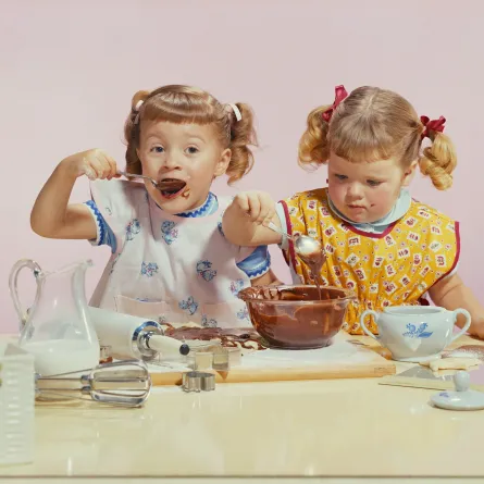 صورة طفلتين تأكلان الشوكولاته