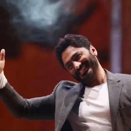 تامر حسني في مهرجان جرش للثقافة والفنون في مدينة جرش اليونانية الرومانية القديمة شمال العاصمة الأردنية عمّان (Tamer Hosny at the Jerash Festival of Culture and Arts in the ancient Greek-Roman city of Jerash, north of the Jordanian capital Amman). مصدر الصورة Khalil MAZRAAWI / AFP