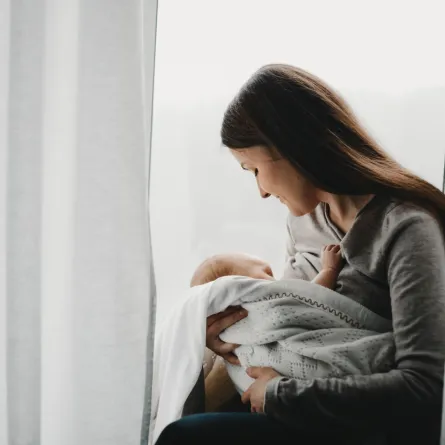 صورة لأم مرضعة مع طفلها